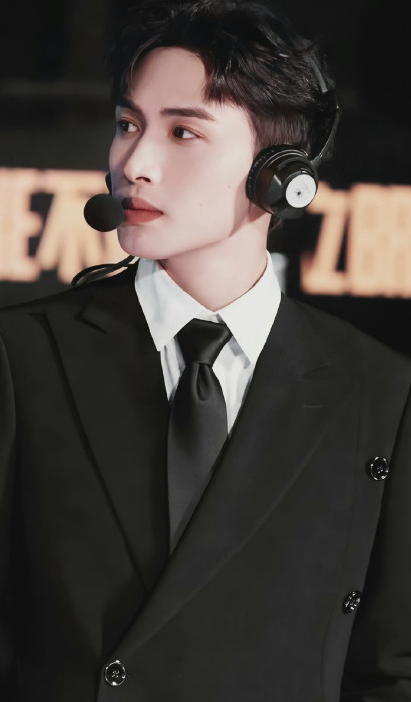 s11总决赛最帅解说人电竞男孩张彬彬