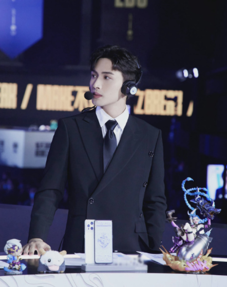 s11总决赛最帅解说人电竞男孩张彬彬