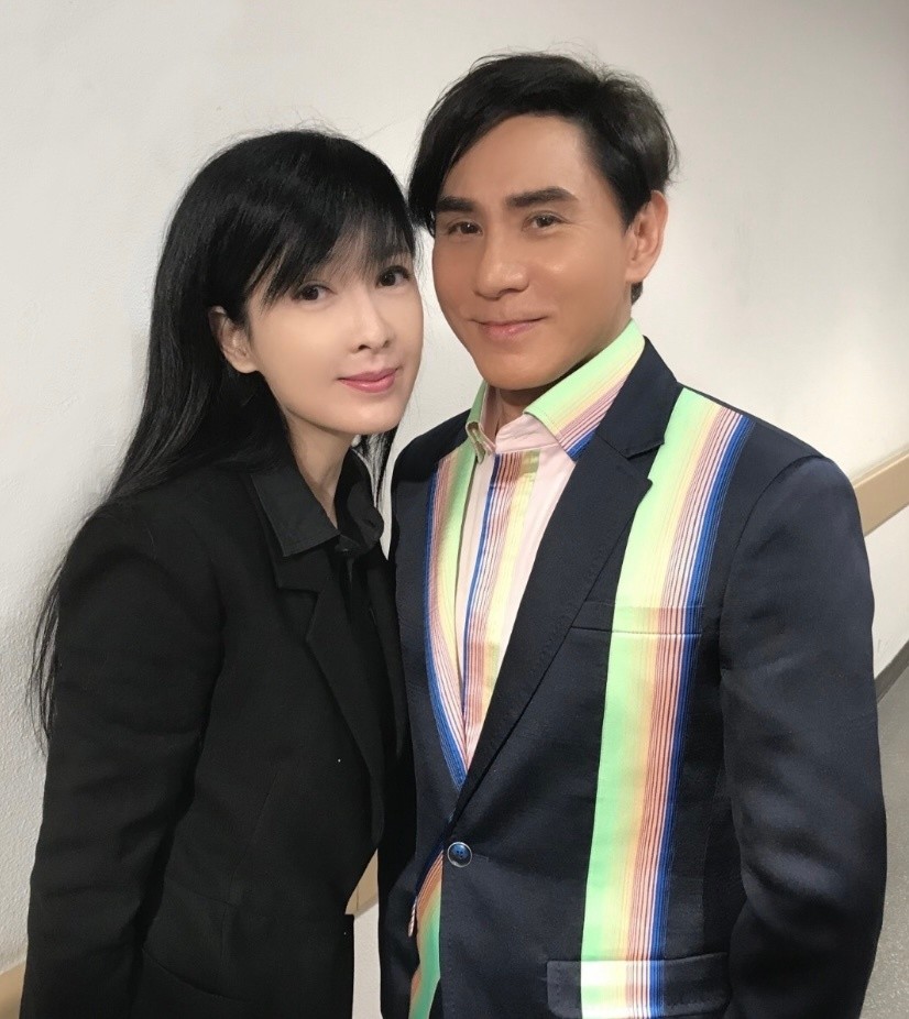 乐坛教父演唱会星光熠熠,周慧敏与黄凯芹合影,对方曾暗恋她多年_腾讯