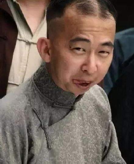 《铁梨花》时,一位身高矮小,长得贼眉鼠眼,像米老鼠的男人看到同剧组