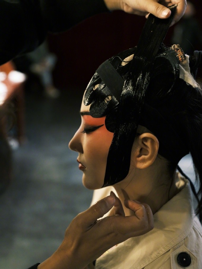 张馨予罕晒京剧扮相穿戴超重戏服演绎穆桂英又美又飒超惊艳