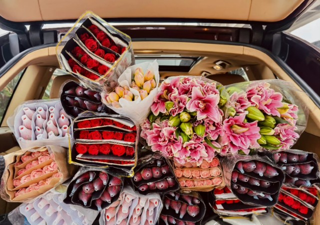 1米58奥运五金王为妻子庆生豪车卡宴装满鲜花怀孕后坚持锻炼