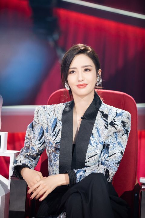 节目里佟丽娅风格百变,跳得了民族舞,拿捏了女团舞,也能hold住爵士舞.