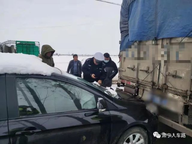 以上图片为肃宁交警雪天处理交通事故最美的不是下雪天而是在风雪中