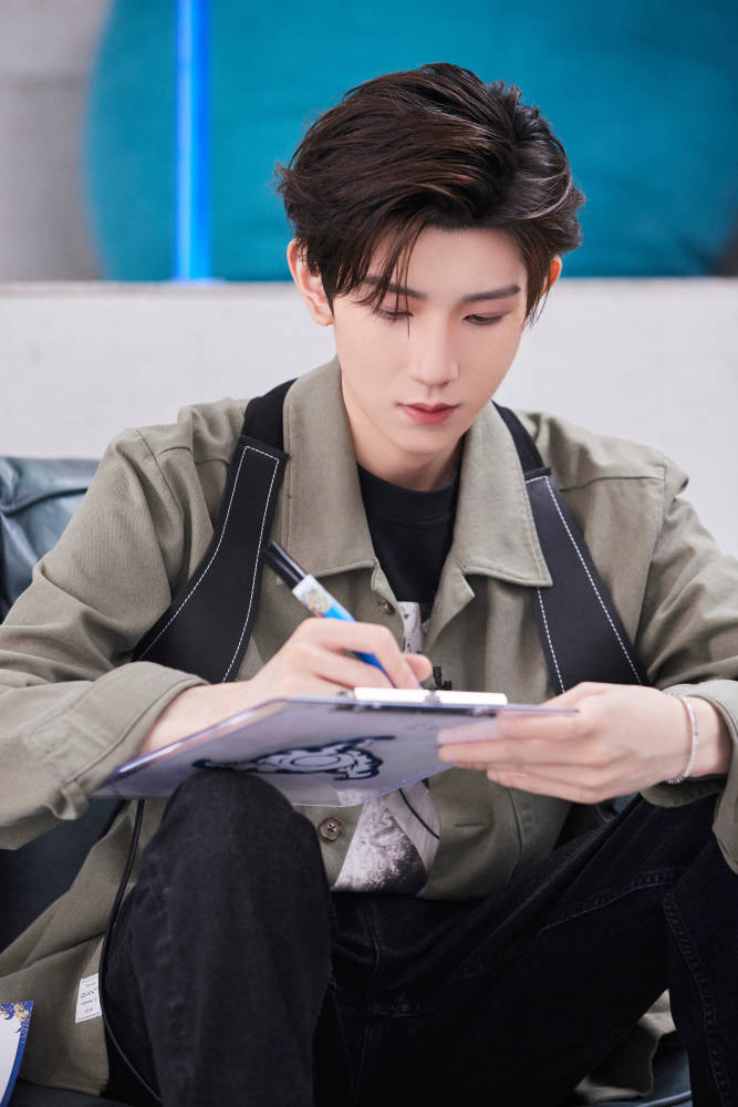 令人惊艳的20岁已至尾声,比20岁的王源更要优秀的,只有21岁的王源.