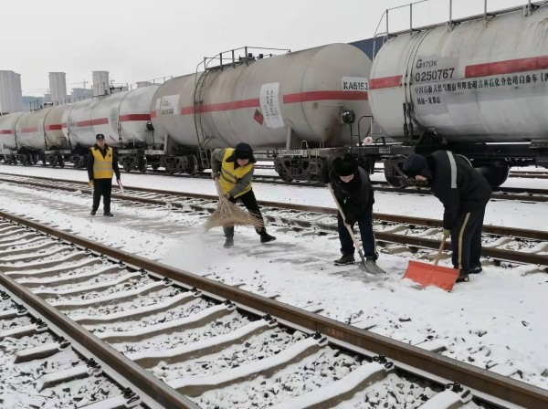 沈铁吉林车务段全力迎战今冬首场强降雪