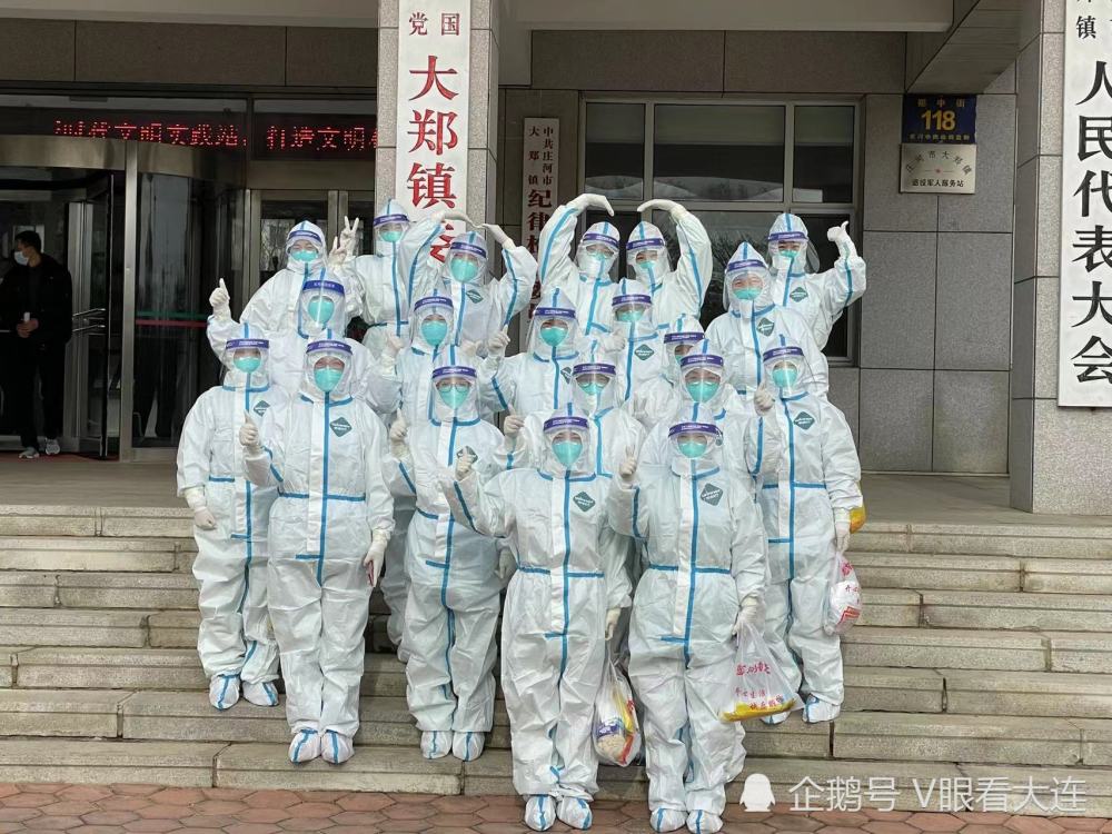 冒着严寒大连医护人员开展核酸采样工作每天他们只睡两小时