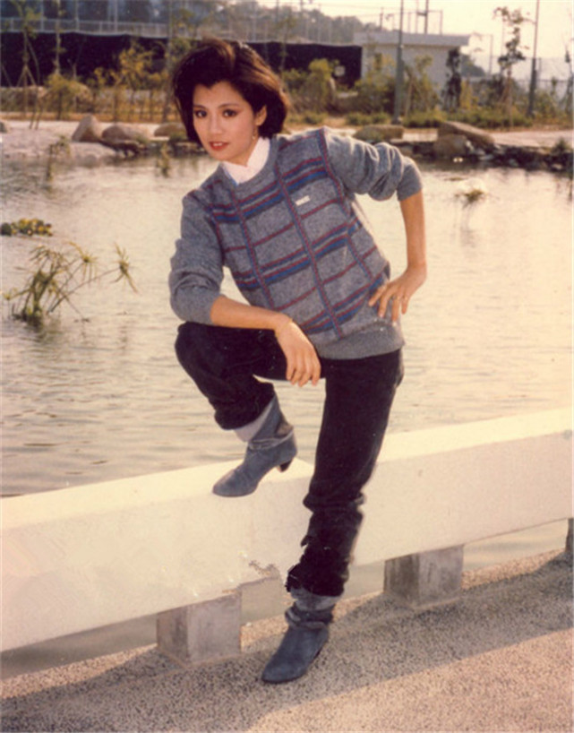 又被翁美玲的时髦惊艳到了,穿针织衫简约却很贵气,照穿挺实用