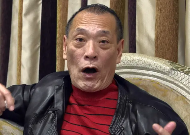 67岁老戏骨钟发罕露面,现身奢华别墅精神足,息影后移居内地生活