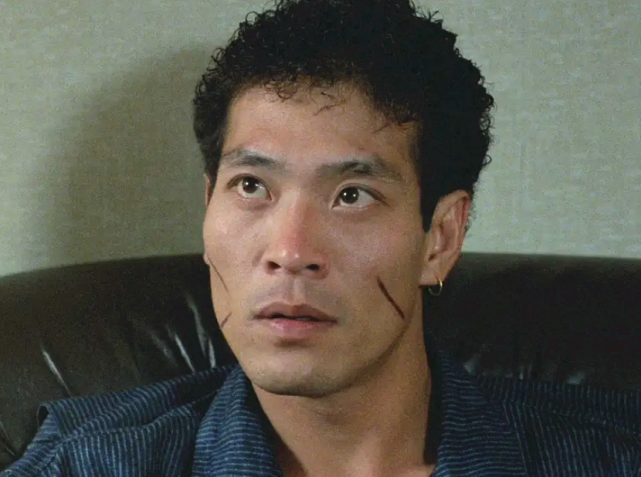 67岁老戏骨钟发罕露面,现身奢华别墅精神足,息影后移居内地生活