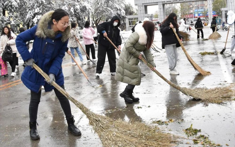 风雪天气路难行清扫积雪暖人心聊城幼儿师范学校开展校园除雪工作