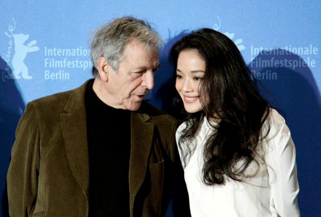 舒淇当老板变化大穿卡通毛衣配黑丝袜现身探班会女神脸太抢镜