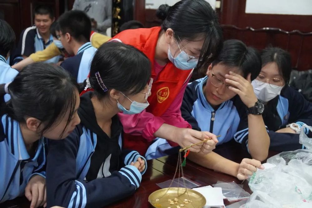 福州市中醫院的黃秋雲主任藥師從立冬節氣養身話題展開,向格致中學的