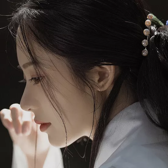 古风真人女生头像:星辰和大海都需要门票,诗和远方的路费都很贵,来