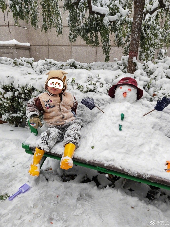 袁弘带儿子堆雪人累得满头大汗，四坨与雪人合照一脸得意好神气