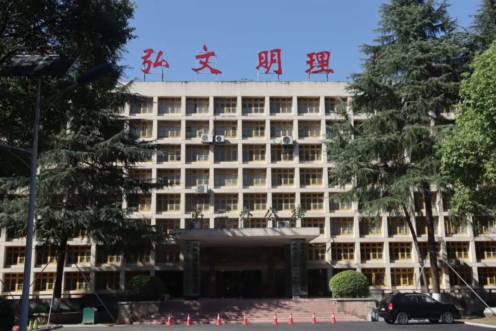 学院的校训大家可得记住了启航楼(第一教学楼)楼顶有一个天文台可以