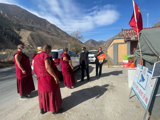 疫情防控夏河在行动德尔隆寺赛仓囊欠慰问坚守在一线的防控工作人员