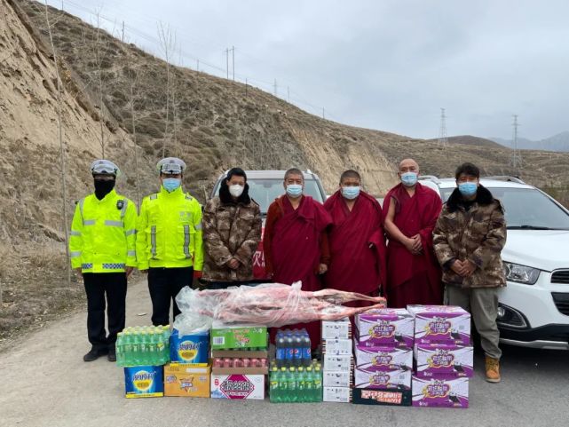 疫情防控夏河在行动德尔隆寺赛仓囊欠慰问坚守在一线的防控工作人员