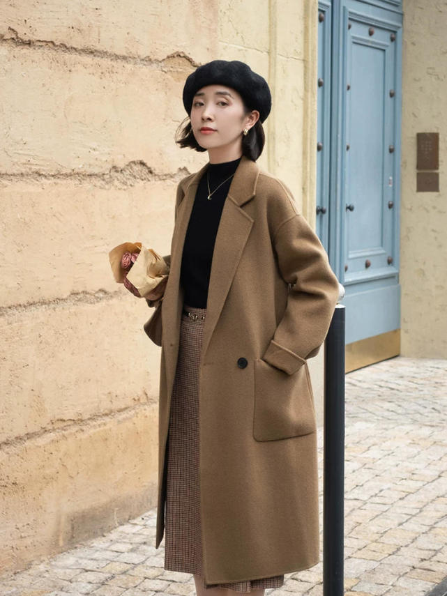 美人从不迟暮,40姐姐用大衣 半身裙,不费吹灰之力就漂亮,真美