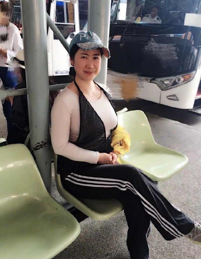 芙蓉姐姐久违露面穿紧身洞洞裙秀丰腴身材风格十几年没变