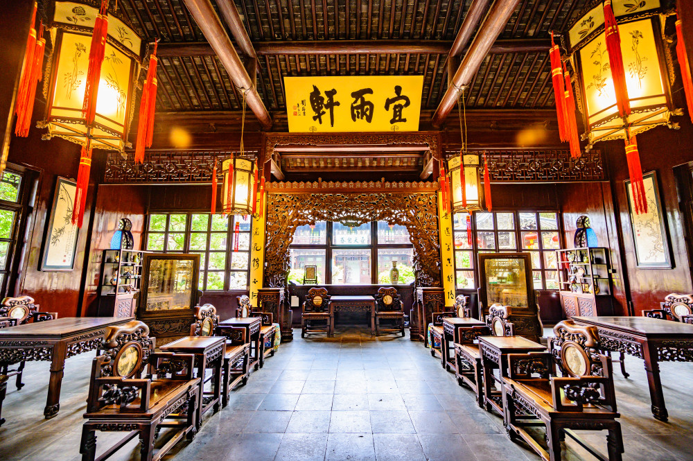 除了宜雨轩之外,个园里三层外三层还有不少的厅堂,比如抱山楼,清颂堂