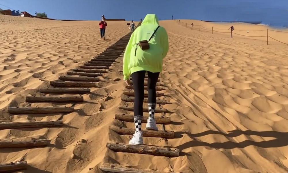 关晓彤沙漠中追日,穿健美裤一路狂奔好欢快,沙漠奔跑如蜻蜓点水