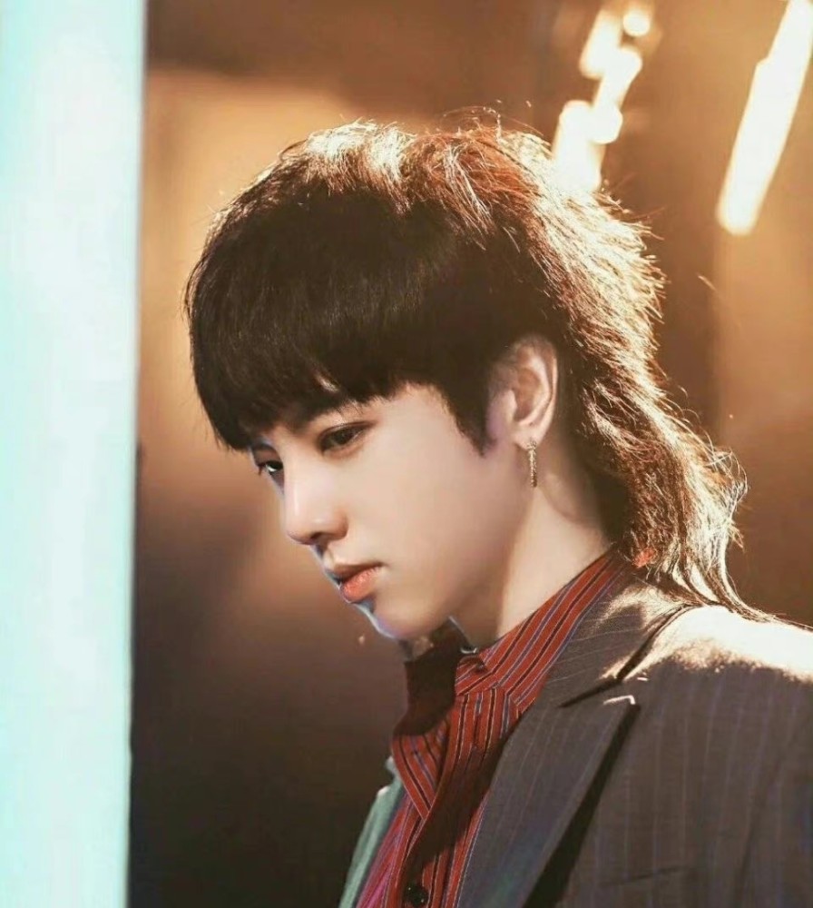 华晨宇亲自考察演唱会场地头发长到扎小辫又要有新造型上线了