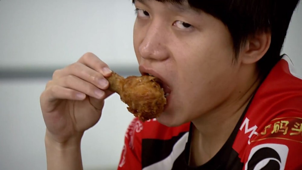 大多数人都表示,希望能以厂长经典圣经的摊手动作为主题设计一款守卫