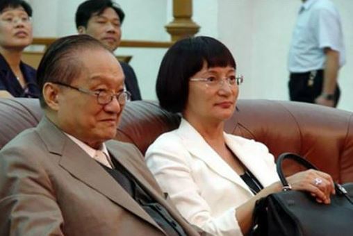 82岁刘诗昆给1岁女儿过生日,金庸老婆忙着卖房,老夫少妻看不懂