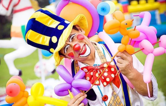 互动派发气球,互动拍照合影等小丑演出道具,气球,在商场巡游shopping