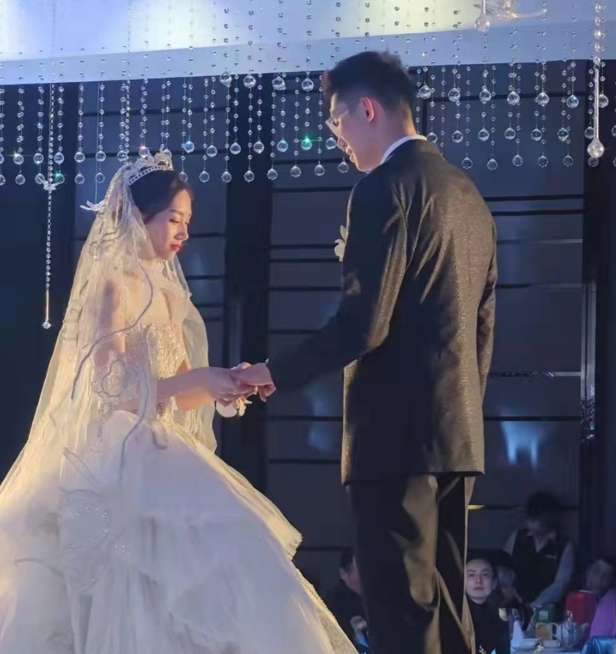 中国27岁男排王牌晒结婚照始于初见止于终老新婚妻子很漂亮