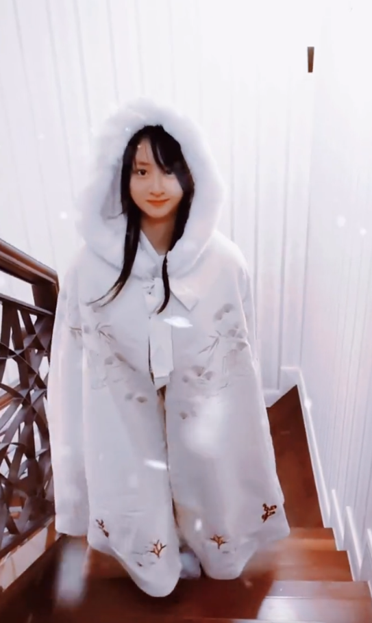 田亮初雪晒女儿美照，13岁森碟一身汉服雪中漫步，好漂亮