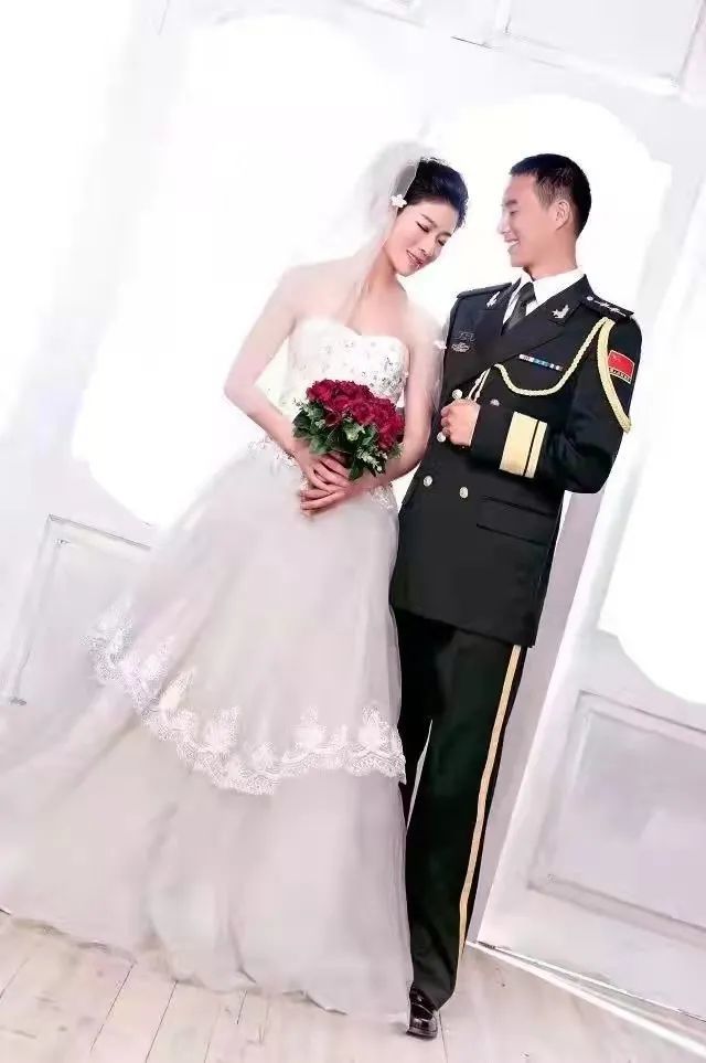 士官结婚穿军官礼服图片