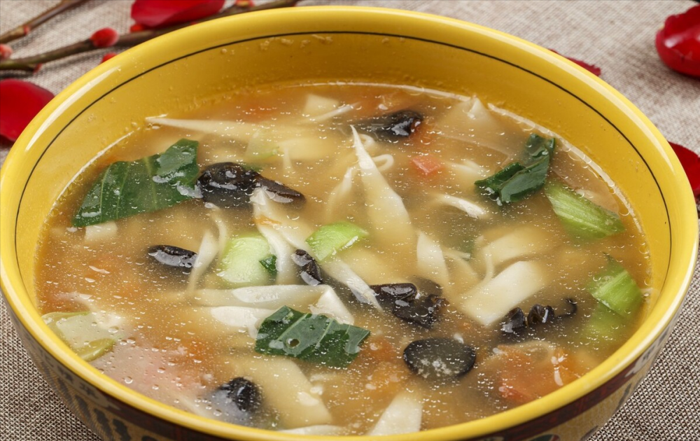 因此,可以说,汤饼就是下在汤里煮的面食,如汤面