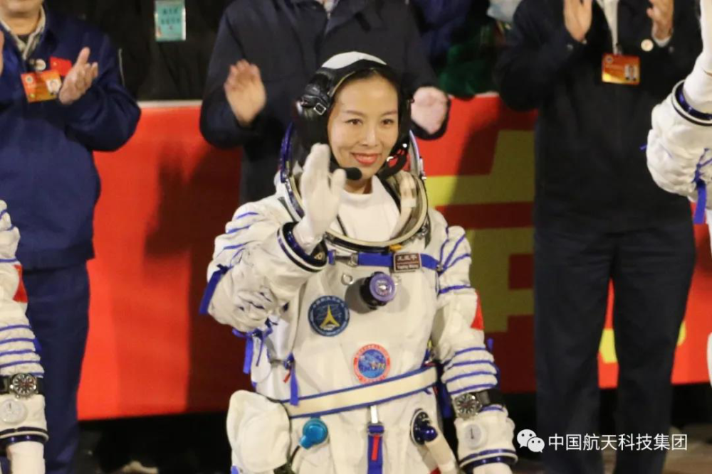 新闻多一度│王亚平成中国首位出舱女航天员 这意味着什么?