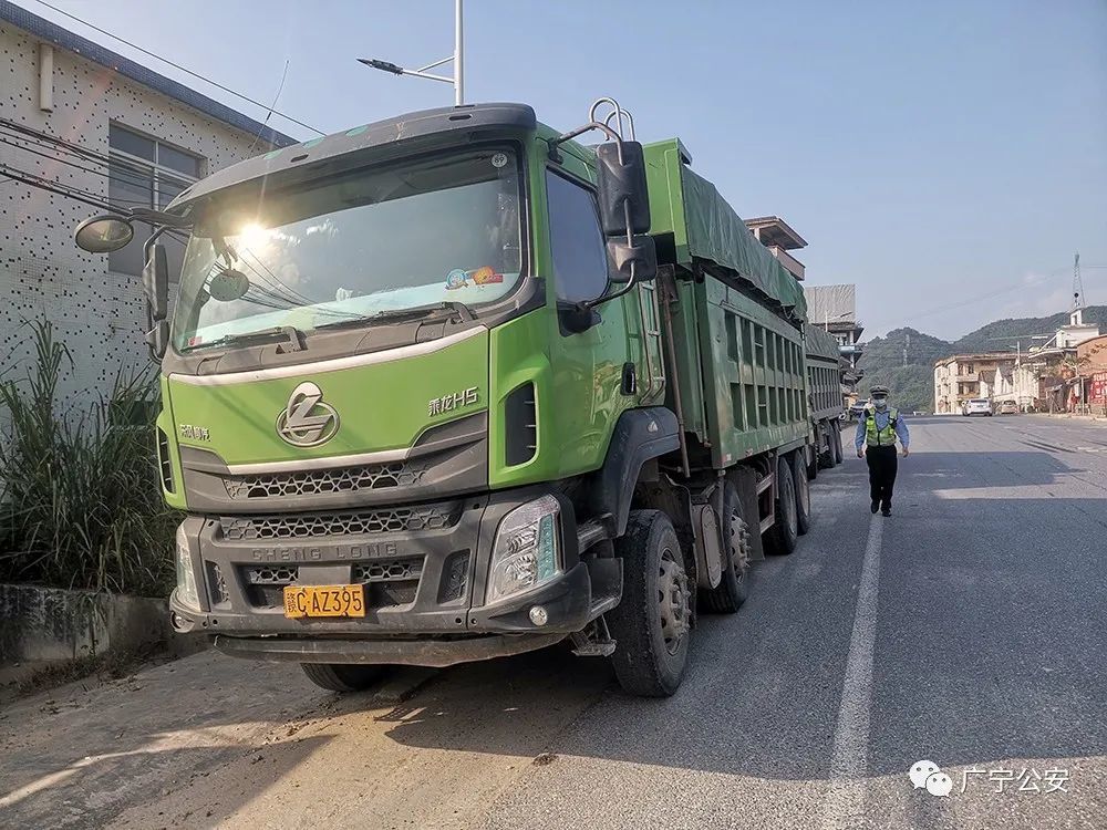 肇庆广宁公安交警2小时查获12辆超限超载货车