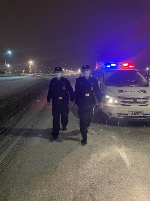 沈阳浑南巡警坚守岗位冒雪执勤_腾讯新闻
