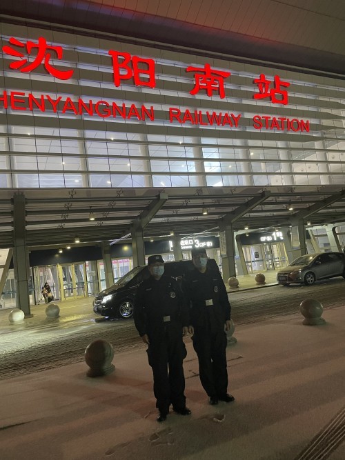 沈阳浑南巡警坚守岗位冒雪执勤_腾讯新闻