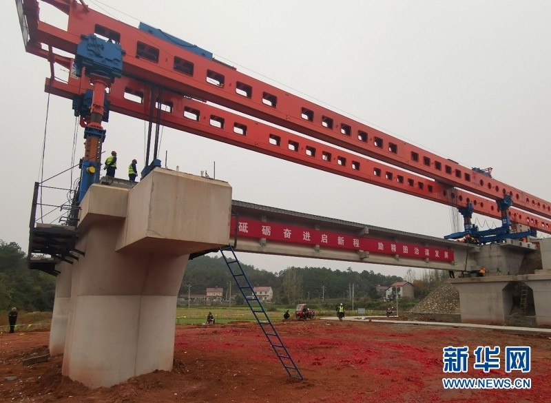 湖北当远铁路首片t梁架设成功
