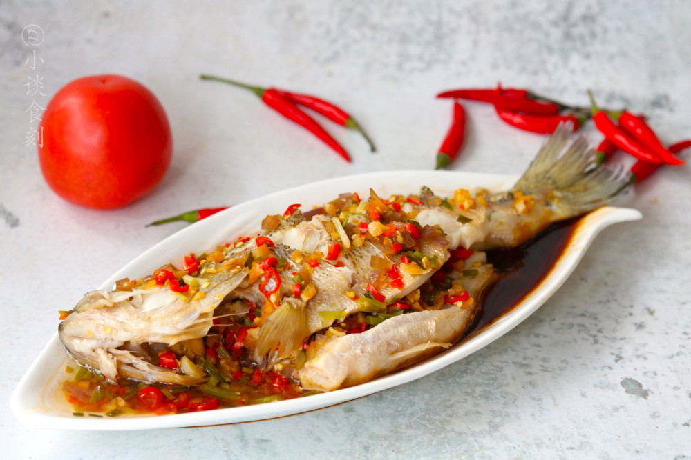 蒸鲈鱼,只加盐和料酒是外行,多加这3样,鲈鱼香辣爽嫩吃着过瘾