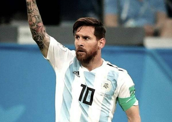 受伤缺席俱乐部比赛,但带伤回国备赛,梅西与巴黎签了不平等条款