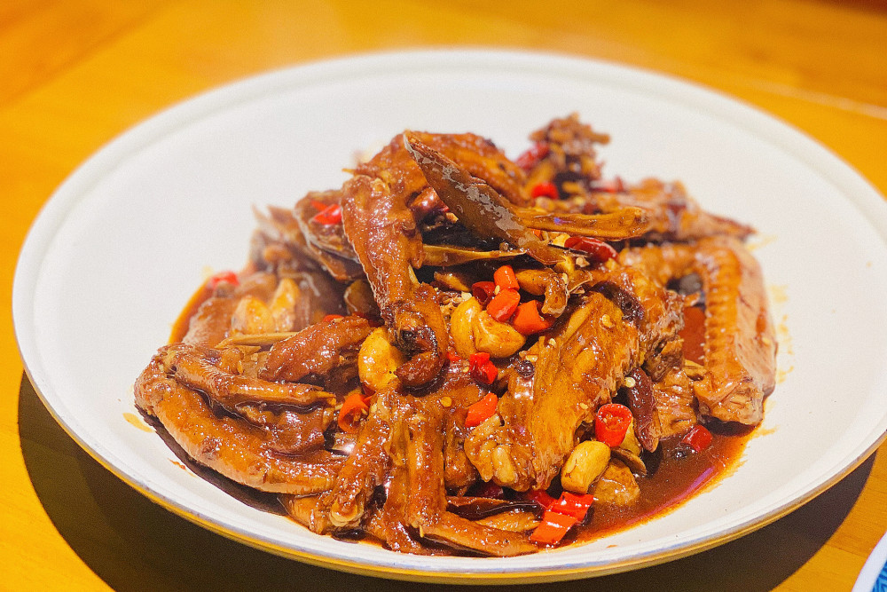 鸭三件烹饪好以后,肉质很紧实,吃在嘴里又香又辣,同样是一款非常下饭