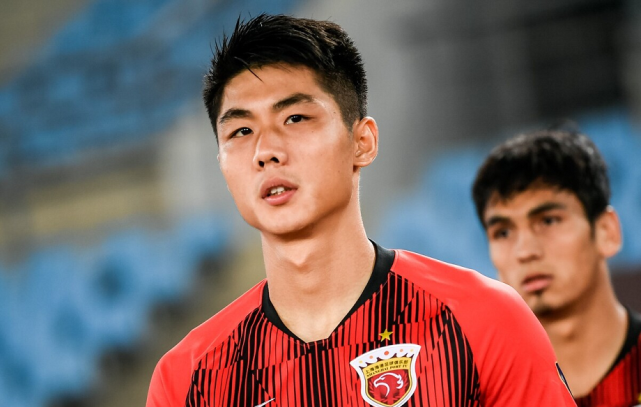 上港本轮足协杯1比1战平申花,魏震成最失意的人,意外被罚下