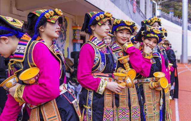 川西高原上的繁华都市,传承2000年的古老民俗,这里是阿坝马尔康