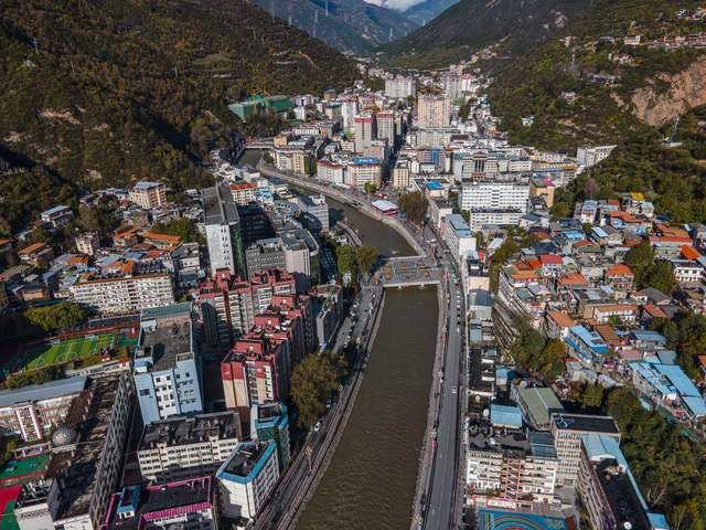 川西高原上的繁华都市,传承2000年的古老民俗,这里是阿坝马尔康