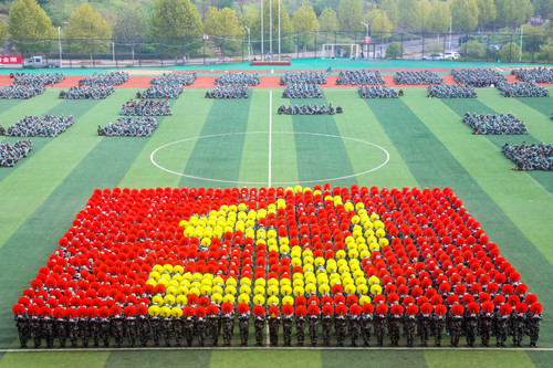 铁科职院举行新生军训会操暨表彰大会