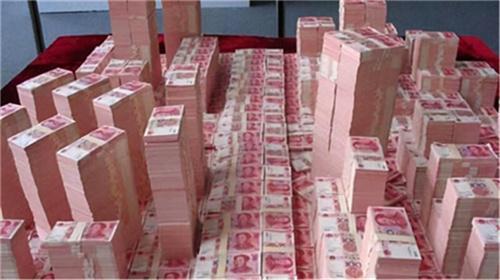 从2005年开始,按捺不住内心贪念的任晓峰开始对金库里的现金下手.