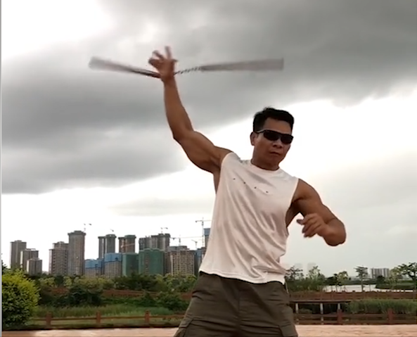 你见过四十八岁还浑身腱子肉完全看不出年纪的人吗?