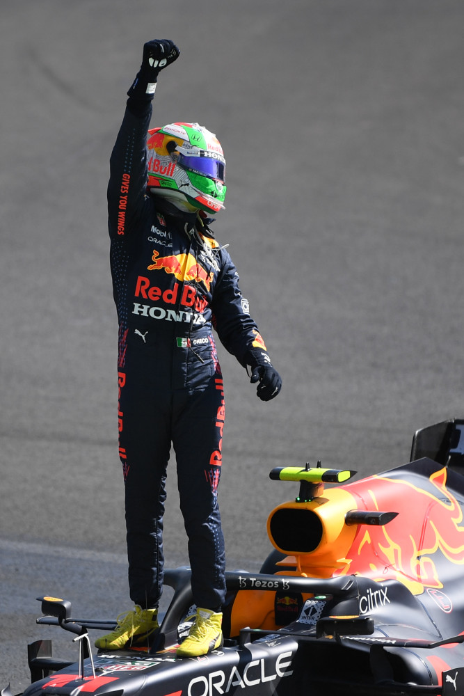 新华社记者 辛悦卫 摄11月7日,红牛车队墨西哥车手佩雷斯驾驶赛车在