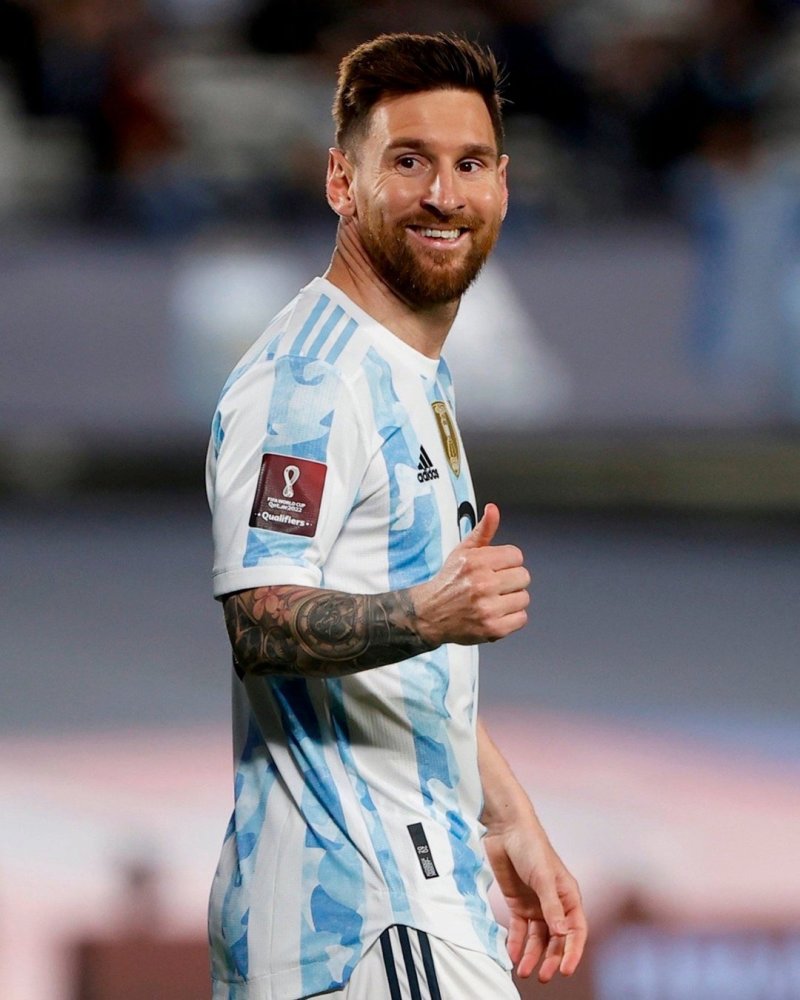 梅西埃菲尔铁塔下拥吻爱妻安妞,c罗女友乔治娜点赞祝福_腾讯新闻